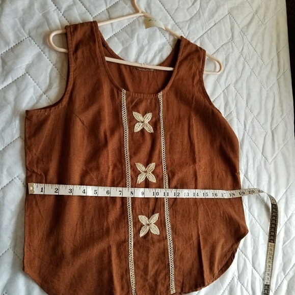 A brown tank top with flower patterns - Picture 2 of 4